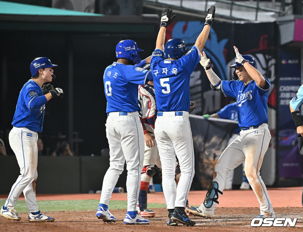 17일 부산 사직야구장에서 2025 신한 SOL 뱅크 KBO 리그 롯데 자이언츠와 삼성 라이온즈의 경기가 열렸다. 홈팀 롯데는 감보아가, 방문팀 삼성은 이승현이 선발 출전했다.삼성 라이온즈 김영웅이 8회초 1사 만루 동점 우월 만루 홈런을 치고 하이파이브를 하고 있다. 2025.08.17 / foto0307@osen.co.kr