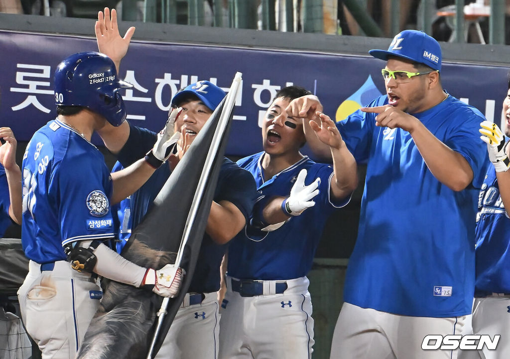 17일 부산 사직야구장에서 2025 신한 SOL 뱅크 KBO 리그 롯데 자이언츠와 삼성 라이온즈의 경기가 열렸다. 홈팀 롯데는 감보아가, 방문팀 삼성은 이승현이 선발 출전했다.삼성 라이온즈 김영웅이 8회초 1사 만루 동점 우월 만루 홈런을 치고 동료들의 축하를 받고 있다. 2025.08.17 / foto0307@osen.co.kr