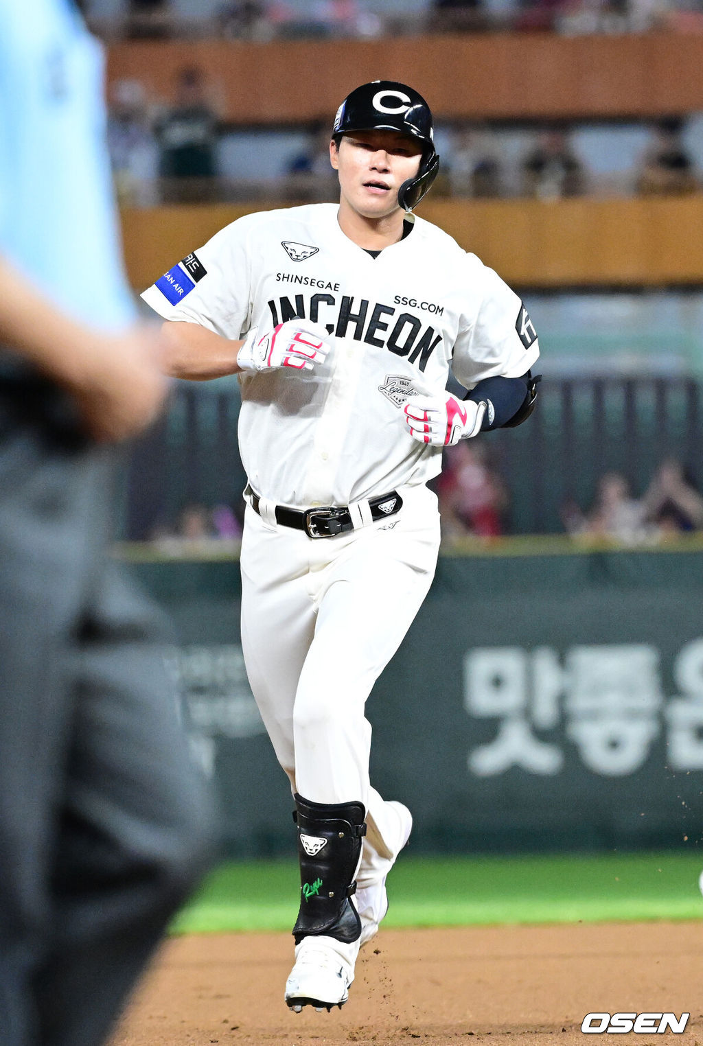 17일 인천 SSG랜더스필드에서 ‘2025 신한 SOL Bank KBO리그’ SSG 랜더스와 LG 트윈스의 경기가 열렸다.홈팀 SSG는 최민준, 방문팀 LG는 임찬규를 선발로 내세웠다.7회말 1사 주자 없는 상황 SSG 류효승이 추격의 우월 솔로포를 날리고 그라운드를 돌고 있다. 2025.08.17 / dreamer@osen.co.kr