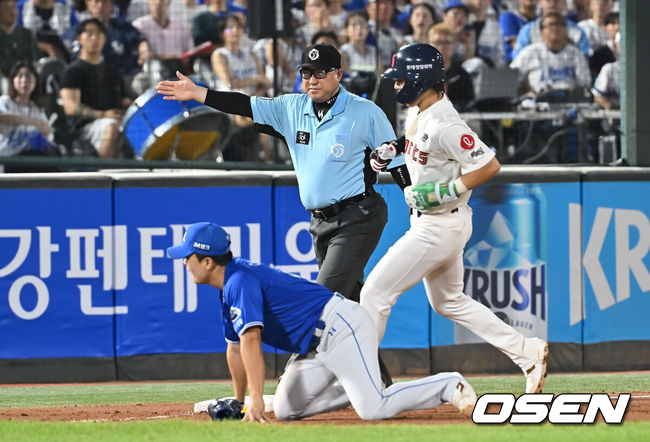 17일 부산 사직야구장에서 2025 신한 SOL 뱅크 KBO 리그 롯데 자이언츠와 삼성 라이온즈의 경기가 열렸다. 홈팀 롯데는 감보아가, 방문팀 삼성은 이승현이 선발 출전했다.롯데 자이언츠 한태양이 7회말 1사 1,2루 손호영의 3루수 오른쪽 내야 안타때 삼성 라이온즈 2루수의 3루 송구 실책으로 득점을 하고 있다. 2025.08.17 / foto0307@osen.co.kr