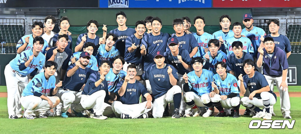 6일 부산 사직야구장에서 2025 신한 SOL 뱅크 KBO 리그 롯데 자이언츠와 KIA 타이거즈의 경기가 열렸다. 홈팀 롯데는 데이비슨이, 방문팀 KIA는 올러가 선발 출전했다.롯데 자이언츠 데이비슨이 롯데에서의 마지막 경기를 끝내고 동료 선수들과 기념촬영을 하고 있다. 2025.08.06 / foto0307@osen.co.kr
