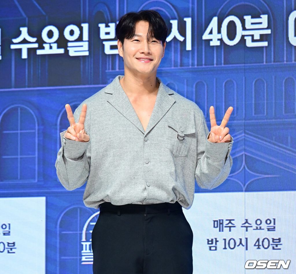 4일 오전 서울 강남구 엘리에나 호텔에서 Mnet '커플팰리스2' 제작발표회가 열렸다. 완벽한 결혼 상대를 찾는 싱글남녀들을 위한 대규모 커플 매칭 서바이벌로, ‘결혼정보회사(결정사)’ 못지않은 극사실적 매칭 시스템을 통해 평생을 함께하고 싶은 동반자를 찾는 스토리를 담아낸다.가수 김종국이 포즈를 취하고 있다. 2025.02.04 / ksl0919@osen.co.kr