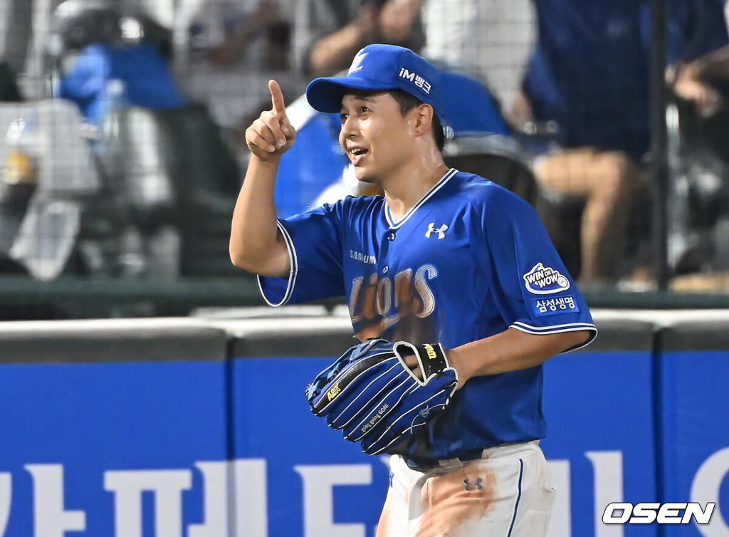 16일 부산 사직야구장에서 2025 신한 SOL 뱅크 KBO 리그 롯데 자이언츠와 삼성 라이온즈의 경기가 열렸다. 홈팀 롯데는 박세웅이, 방문팀 삼성은 최원태가 선발 출전했다.삼성 라이온즈 김헌곤이 6회말 1사 롯데 자이언츠 김민성의 타구를 잡고 이닝 교체하며 최원태와 기쁨을 나누고 있다. 2025.08.16 / foto0307@osen.co.kr