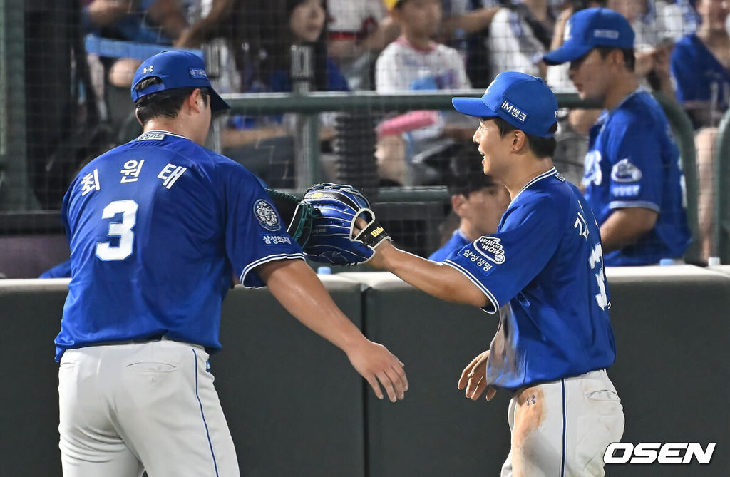16일 부산 사직야구장에서 2025 신한 SOL 뱅크 KBO 리그 롯데 자이언츠와 삼성 라이온즈의 경기가 열렸다. 홈팀 롯데는 박세웅이, 방문팀 삼성은 최원태가 선발 출전했다.삼성 라이온즈 김헌곤이 6회말 1사 롯데 자이언츠 김민성의 타구를 잡고 이닝 교체하며 최원태와 기쁨을 나누고 있다. 2025.08.16 / foto0307@osen.co.kr