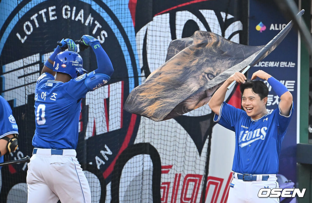 17일 부산 사직야구장에서 2025 신한 SOL 뱅크 KBO 리그 롯데 자이언츠와 삼성 라이온즈의 경기가 열렸다. 홈팀 롯데는 감보아가, 방문팀 삼성은 이승현이 선발 출전했다.삼성 라이온즈 디아즈가 4회초 무사 1루 우월 2점 홈런을 치고 김헌곤과 하트 세리머니를 하고 있다. 2025.08.17 / foto0307@osen.co.kr