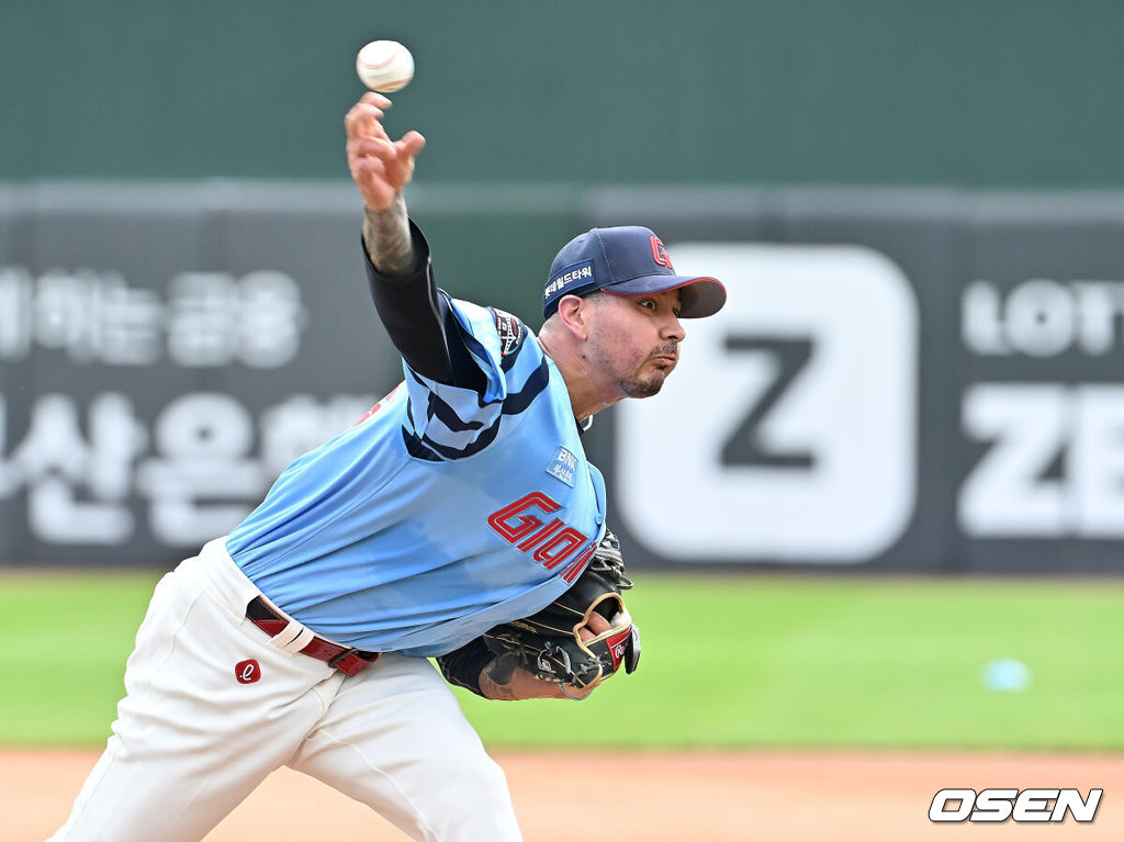 10일 부산 사직야구장에서 2025 신한 SOL 뱅크 KBO 리그 롯데 자이언츠와 SSG 랜더스의 경기가 열린다. 홈팀 롯데는 박세웅이, 방문팀 SSG는 김건우가 선발 출전한다.롯데 자이언츠 새 외국인 투수 벨라스케즈가 사직야구장 마운드에 올라 투구를 하고 있다. 2025.08.10 / foto0307@osen.co.kr