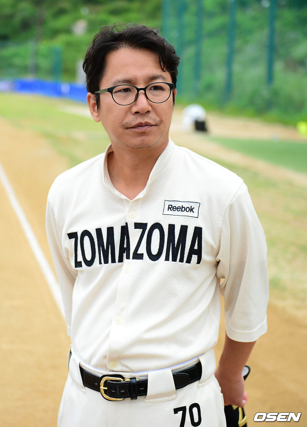 6일 경기도 양평 한국야구아카데미에서 '제5회 니베아맨 컵 전국 생활체육인 야구대회 조마조마와 한빛소프트의 경기가 열렸다.경기시작전 조마조마팀 심현섭이 진지한 표정으로 심판의 설명을 듣고 있다.'제5회 니베아맨 컵 전국 생활체육인 야구대회'는 올해로 5회째 열리지만 작년 4회 대회부터 문호를 크게 넓혀 사회인 야구대회의 여름 축제로 자리를 잡았다. 작년 대회부터는 출전팀을 32개에서 64개로 늘렸고 연예인 야구단을 토너먼트에 포함해 새로운 활기를 불어넣었다.우승팀에는 500만 원의 상금과 트로피가 주어지고, 준우승팀에는 300만 원의 상금이, 3위팀에는 200만 원의 상금이 주어진다. 본 대회는 ‘니베아 맨’이 주관하고 국민생활체육 전국야구연합회, OSEN이 후원한다. /greenfield@osen.co.kr
