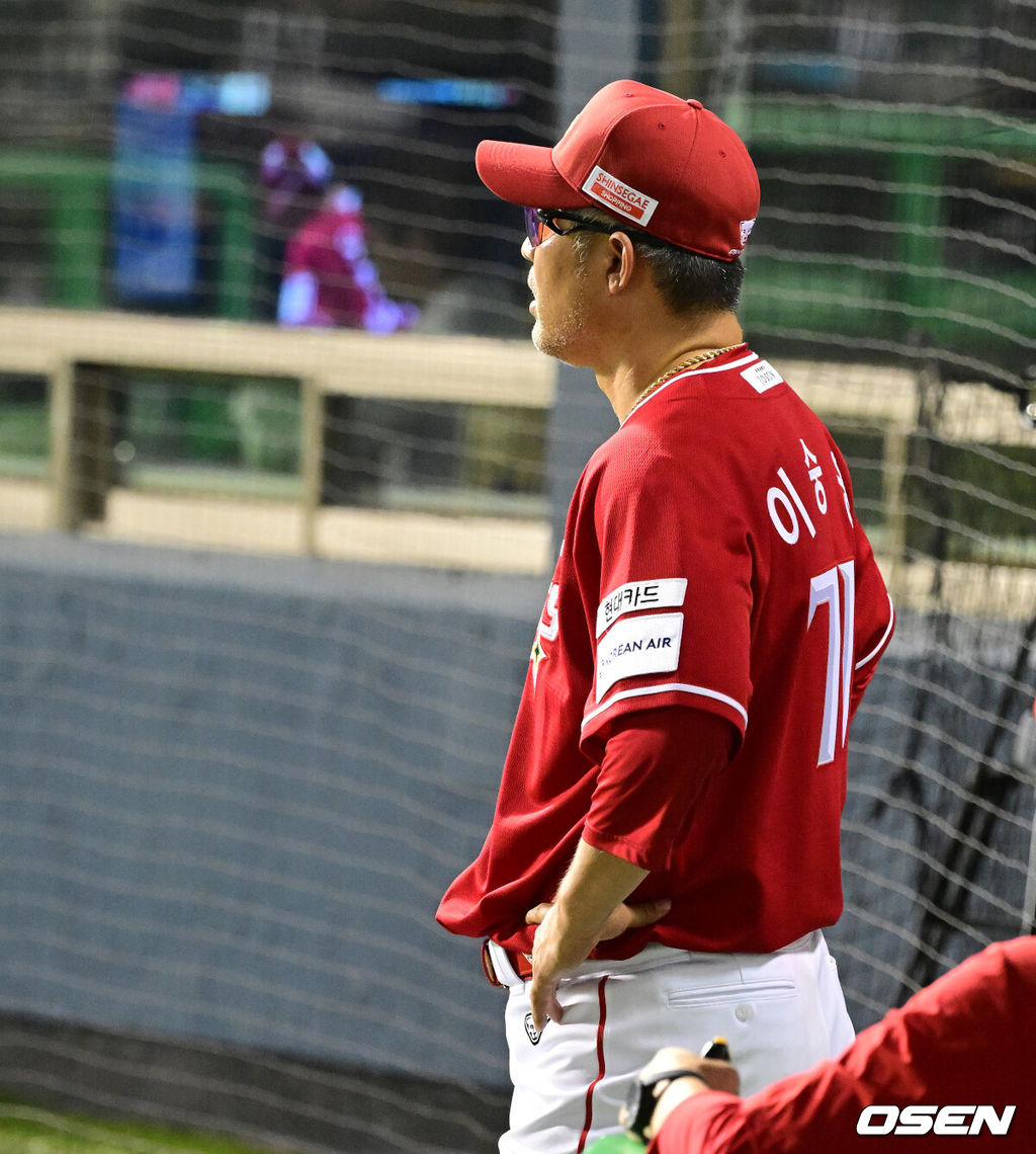1일 오후 서울 잠실구장에서 ‘2025 신한 SOL Bank KBO리그’ 두산 베어스와 SSG 랜더스의 경기가 열렸다.두산은 곽빈, SSG는 김광현이 선발로 나섰다.7회초 1사 1루에서 SSG 이숭용 감독이 오태곤의 체크스윙 판정에 아쉬워하고 있다. 2025.08.01 / jpnews@osen.co.kr