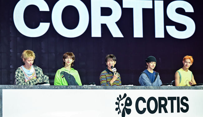 18일 오후 서울 한남동 블루스퀘어 SOL트래블홀에서 그룹 코르티스(CORTIS) 데뷔 기념 쇼케이스가 진행됐다.전원 10대인 다섯 멤버 마틴·제임스·주훈·성현·건호로 이루어진 코르티스(CORTIS)는 선 밖에 색칠하다'라는 뜻의 '컬러 아웃사이드 더 라인스'에서 알파벳 여섯 글자를 불규칙하게 가져와 만든 팀명이다. 투모로우바이투게더 이후 6년 만에 나오는 빅히트 뮤직의 신인 보이그룹. 코르티스가 취재진들의 질문에 답하고 있다.  2025.08.18 / soul1014@osen.co.kr