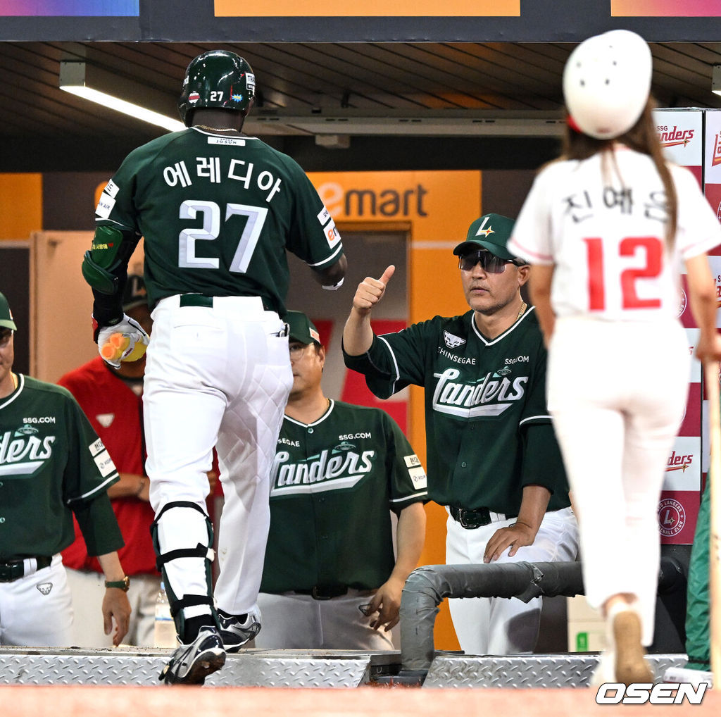 15일 오후 인천 SSG랜더스필드에서 2025 신한 SOL Bank KBO리그 SSG 랜더스와 LG 트윈스의 경기가 열렸다.SSG는 화이트, LG는 치리노스를 선발 투수로 내세웠다.7회말 2사에서 SSG 에레디아가 중월 솔로 홈런을 치고 더그아웃에서 이숭용 감독과 하이파이브를 하고 있다. 2025.08.15 /sunday@osen.co.kr