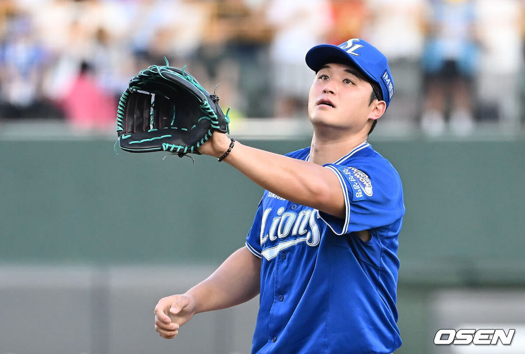 16일 부산 사직야구장에서 2025 신한 SOL 뱅크 KBO 리그 롯데 자이언츠와 삼성 라이온즈의 경기가 열렸다. 홈팀 롯데는 박세웅이, 방문팀 삼성은 최원태가 선발 출전했다.삼성 라이온즈 선발 투수 최원태가 볼을 받고 있다. 2025.08.16 / foto0307@osen.co.kr