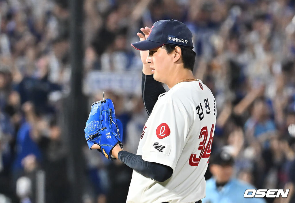 17일 부산 사직야구장에서 2025 신한 SOL 뱅크 KBO 리그 롯데 자이언츠와 삼성 라이온즈의 경기가 열렸다. 홈팀 롯데는 감보아가, 방문팀 삼성은 이승현이 선발 출전했다. 롯데 자이언츠 김원중이 8회초 1사 만루 삼성 라이온즈 김영웅에게 동점 우월 만루 홈런을 맞고 아쉬워하고 있다. 2025.08.17 / foto0307@osen.co.kr
