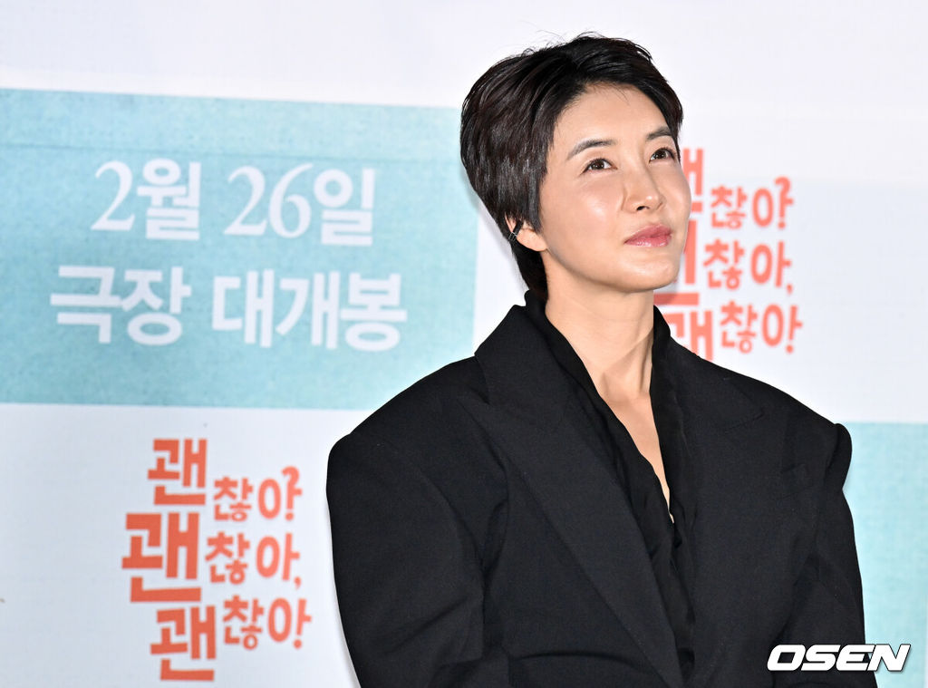 영화 '괜찮아 괜찮아 괜찮아!' 언론배급 시사 및 기자간담회가 18일 서울 용산구 CGV용산아이파크몰에서 열렸다.‘괜찮아 괜찮아 괜찮아!’는 혼자서는 서툴지만 함께라서 괜찮은 이들이 서로의 행복을 찾아가는 이야기로, JTBC 드라마 ’멜로가 체질‘과 쿠팡플레이 시리즈 ’유니콘‘을 통해 연출력을 인정받은 김혜영 감독의 장편 영화 데뷔작이다. 이날 현장에는 배우 이레, 진서연, 정수빈, 김혜영 감독이 참석했다.배우 진서연이 질의응답 시간을 갖고 있다. 2025.02.18 /cej@osen.co.kr