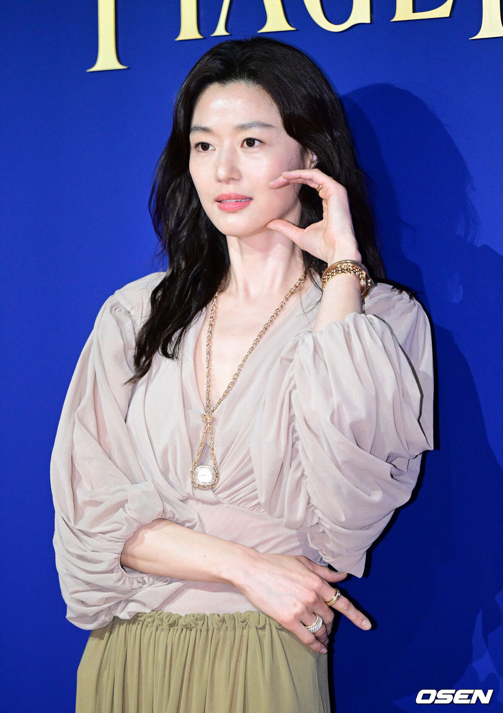 30일 오후 서울 한남동의 한 매장에서 시계브랜드의 주얼리 시계 론칭 포토콜 행사가 열렸다.이날 행사에는 전지현, 박규영, 김소현, 모델 아이린이 참석해 자리를 빛냈다.배우 전지현이 행사에 참석해 포즈를 취하고 있다. / dreamer@osen.co.kr