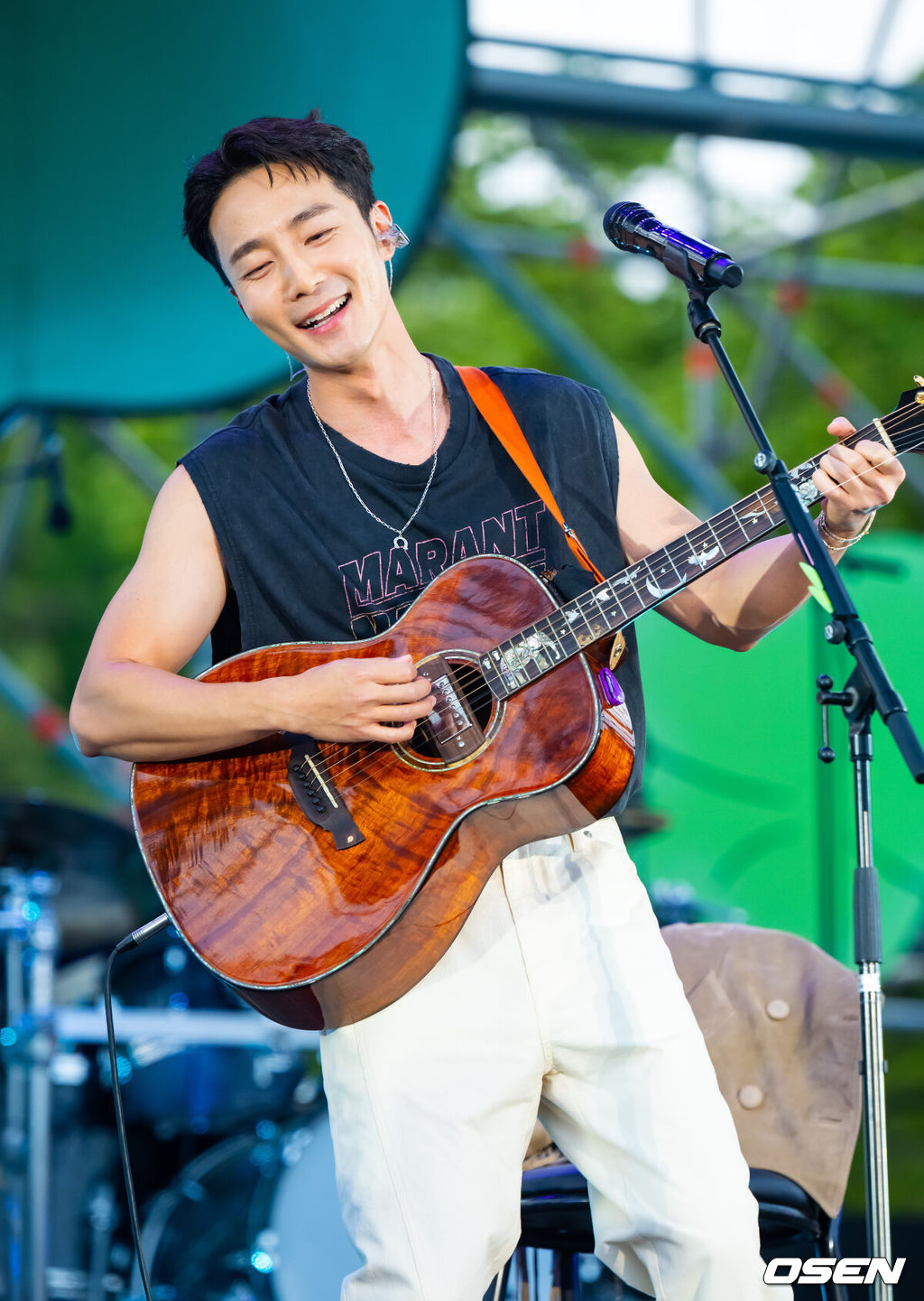 28일 오후 서울 송파구 올림픽공원에서 ‘2024 러브썸 페스티벌 - 마음 방울 채집’ 행사가 열렸다.4월에 개최되는 ‘러브썸 페스티벌’은 책과 음악이 함께하는 페스티벌로 매년 올해의 도서를 선정하여 책의 감성과 함께 사람들에게 설렘과 위로를 선사한다.가수 로이킴이 멋진 공연을 펼치고 있다. 2024.04.28 / rumi@osen.co.kr