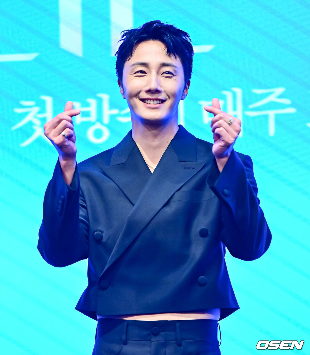 6일 오후 서울 구로구 신도림 더 세인트에서 KBS 2TV 새 주말드라마 ‘화려한 날들’ 제작발표회가 열렸다.‘화려한 날들’은 ‘인간은 누구에게나 화려한 날들이 있다. 지금이든, 과거에서든, 앞으로든. 각기 다른 의미로 만나게 되는 화려한 날들에 대한 세대 공감 가족 멜로 이야기’다. 배우 정일우가 포토타임을 하고 있다. 2025.08.06 / jpnews@osen.co.kr