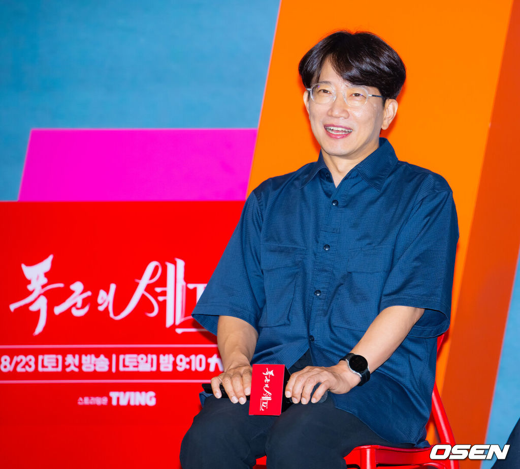 19일 오후 서울 신도림 디큐브시티 내 더 세인트에서  tvN 새 토일드라마 ‘폭군의 셰프’(연출 장태유) 제작발표회가 진행됐다.오는 23일 첫 방송 예정인  ‘폭군의 셰프’는 최고의 순간 과거로 타임슬립한 셰프(임윤아)가 최악의 폭군이자 절대 미각의 소유자인 왕을 만나며 벌어지는 서바이벌 판타지 로맨틱코미디 드라마이다.장태유 감독이 무대 위에서 포즈를 취하고 있다. 2025.08.19 /rumi@osen.co.kr
