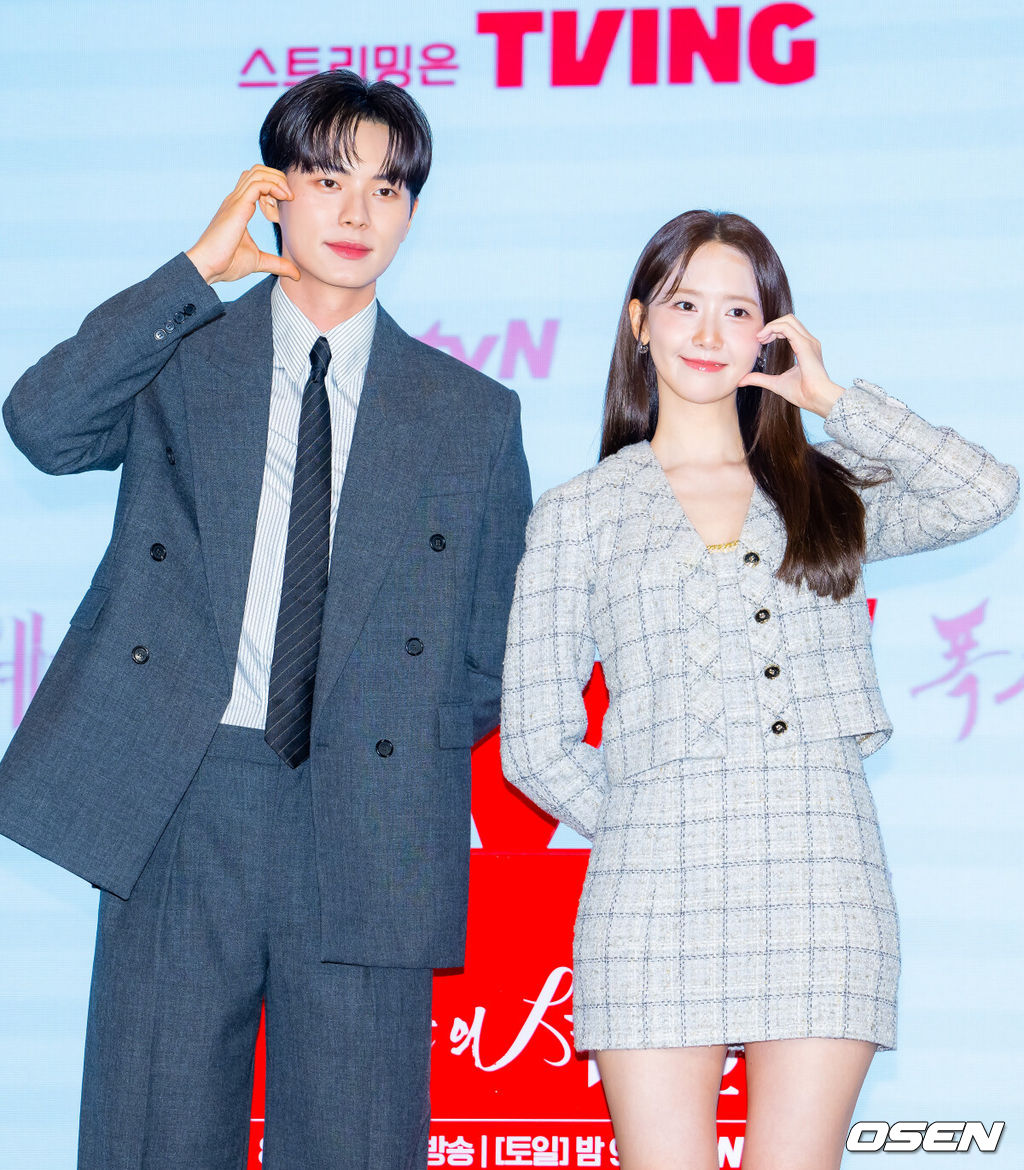 19일 오후 서울 신도림 디큐브시티 내 더 세인트에서  tvN 새 토일드라마 ‘폭군의 셰프’(연출 장태유) 제작발표회가 진행됐다.오는 23일 첫 방송 예정인  ‘폭군의 셰프’는 최고의 순간 과거로 타임슬립한 셰프(임윤아)가 최악의 폭군이자 절대 미각의 소유자인 왕을 만나며 벌어지는 서바이벌 판타지 로맨틱코미디 드라마이다.배우 이채민과 임윤아가 입장하며 포즈를 취하고 있다. 2025.08.19 /rumi@osen.co.kr