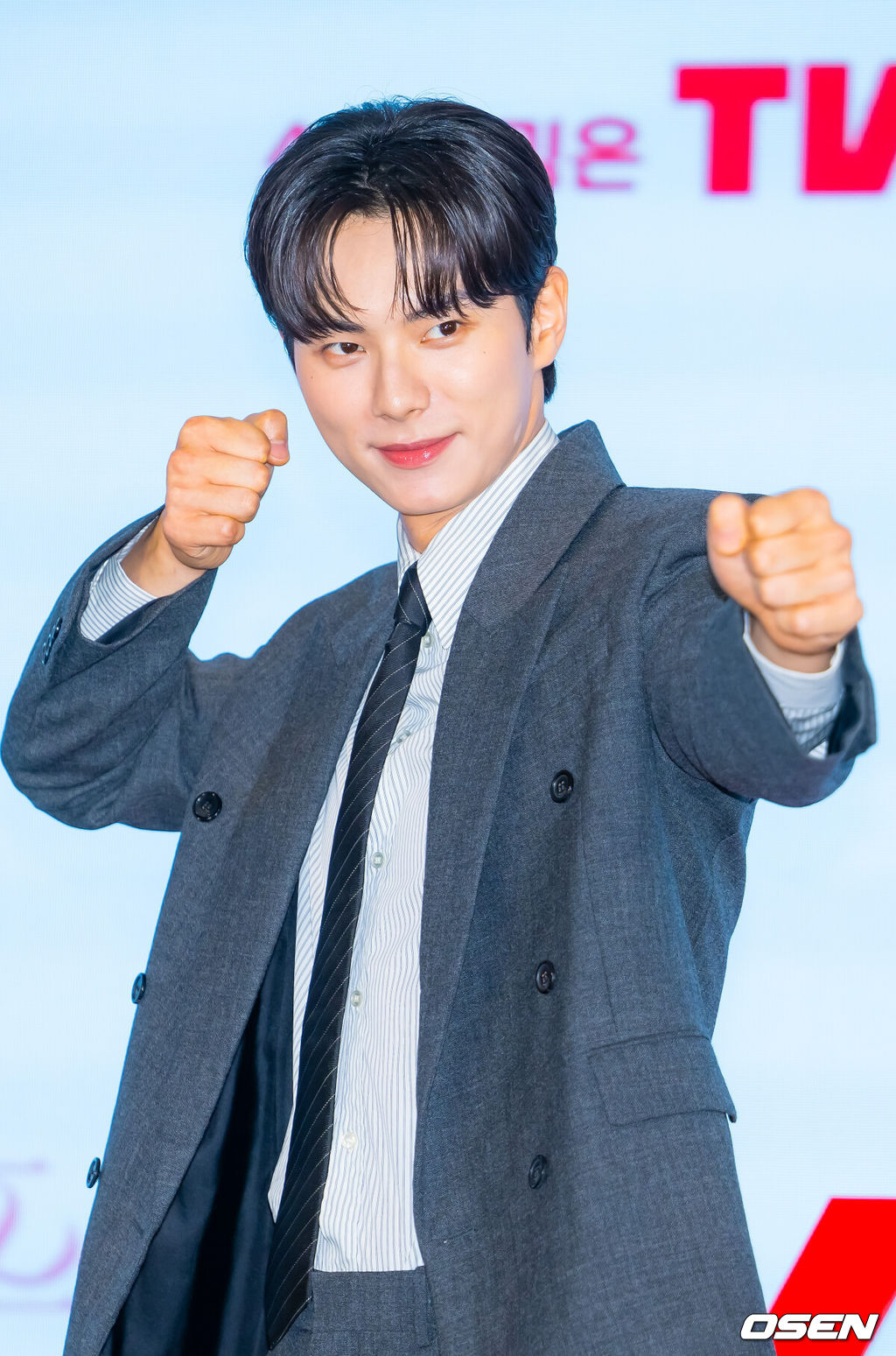 19일 오후 서울 신도림 디큐브시티 내 더 세인트에서  tvN 새 토일드라마 ‘폭군의 셰프’(연출 장태유) 제작발표회가 진행됐다.오는 23일 첫 방송 예정인  ‘폭군의 셰프’는 최고의 순간 과거로 타임슬립한 셰프(임윤아)가 최악의 폭군이자 절대 미각의 소유자인 왕을 만나며 벌어지는 서바이벌 판타지 로맨틱코미디 드라마이다.배우 이채민이 무대 위에서 포즈를 취하고 있다. 2025.08.19 /rumi@osen.co.kr