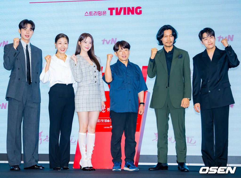 19일 오후 서울 신도림 디큐브시티 내 더 세인트에서  tvN 새 토일드라마 ‘폭군의 셰프’(연출 장태유) 제작발표회가 진행됐다.오는 23일 첫 방송 예정인  ‘폭군의 셰프’는 최고의 순간 과거로 타임슬립한 셰프(임윤아)가 최악의 폭군이자 절대 미각의 소유자인 왕을 만나며 벌어지는 서바이벌 판타지 로맨틱코미디 드라마이다.이채민, 서이숙, 임윤아, 장태유 감독, 최귀화, 오의식이 입장하며 포즈를 취하고 있다. 2025.08.19 /rumi@osen.co.kr