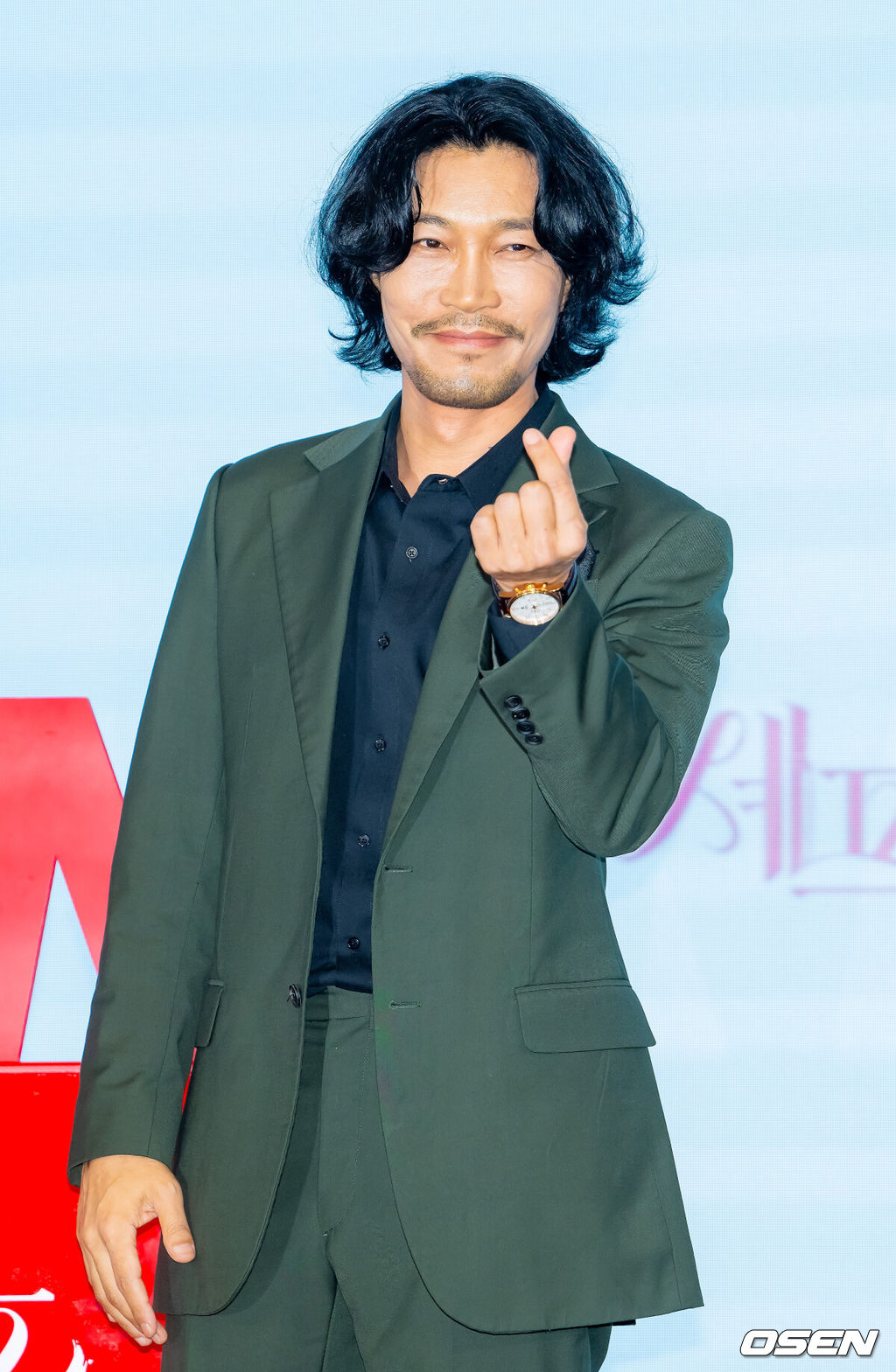 19일 오후 서울 신도림 디큐브시티 내 더 세인트에서  tvN 새 토일드라마 ‘폭군의 셰프’(연출 장태유) 제작발표회가 진행됐다.오는 23일 첫 방송 예정인  ‘폭군의 셰프’는 최고의 순간 과거로 타임슬립한 셰프(임윤아)가 최악의 폭군이자 절대 미각의 소유자인 왕을 만나며 벌어지는 서바이벌 판타지 로맨틱코미디 드라마이다.배우 최귀화가 무대 위에서 포즈를 취하고 있다. 2025.08.19 /rumi@osen.co.kr