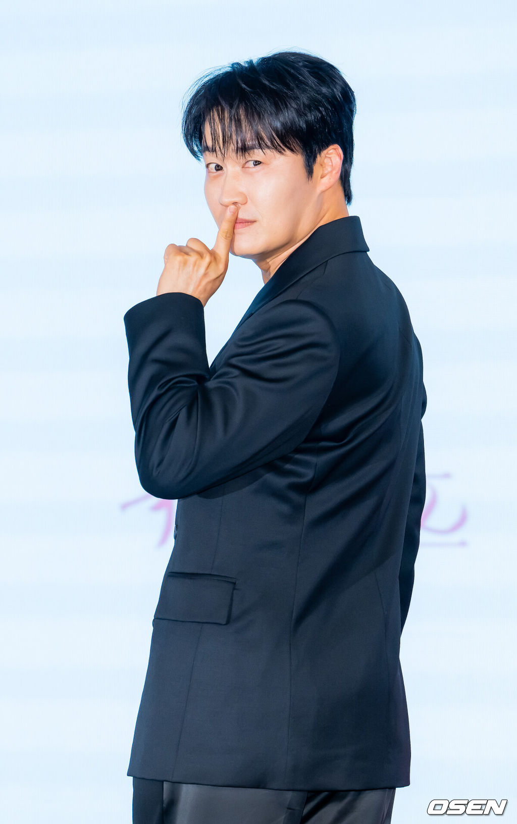 19일 오후 서울 신도림 디큐브시티 내 더 세인트에서  tvN 새 토일드라마 ‘폭군의 셰프’(연출 장태유) 제작발표회가 진행됐다.오는 23일 첫 방송 예정인  ‘폭군의 셰프’는 최고의 순간 과거로 타임슬립한 셰프(임윤아)가 최악의 폭군이자 절대 미각의 소유자인 왕을 만나며 벌어지는 서바이벌 판타지 로맨틱코미디 드라마이다.배우 오의식이 무대 위에서 포즈를 취하고 있다. 2025.08.19 /rumi@osen.co.kr