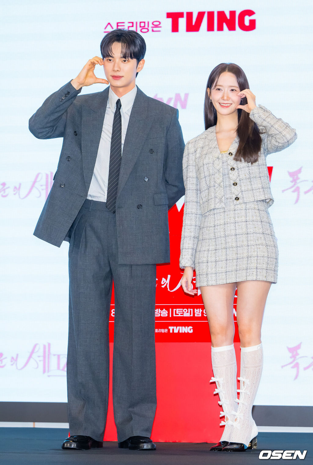 19일 오후 서울 신도림 디큐브시티 내 더 세인트에서 tvN 새 토일드라마 ‘폭군의 셰프’(연출 장태유) 제작발표회가 진행됐다.오는 23일 첫 방송 예정인 ‘폭군의 셰프’는 최고의 순간 과거로 타임슬립한 셰프(임윤아)가 최악의 폭군이자 절대 미각의 소유자인 왕을 만나며 벌어지는 서바이벌 판타지 로맨틱코미디 드라마이다.배우 이채민과 임윤아가 포즈를 취하고 있다. 2025.08.19 /rumi@osen.co.kr