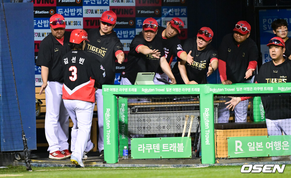 15일 오후 서울 잠실구장에서 ‘2025 신한 SOL BANK KBO리그’ 두산 베어스와 KIA 타이거즈의 경기가 진행됐다.이날 두산은 잭로그를, KIA는 김도현을 선발투수로 내세웠다.7회초 폭투로 득점 성공한 3루 주자 김선빈이 코칭스태프와 하이파이브를 하고 있다. 2025.08.15 / soul1014@osen.co.kr