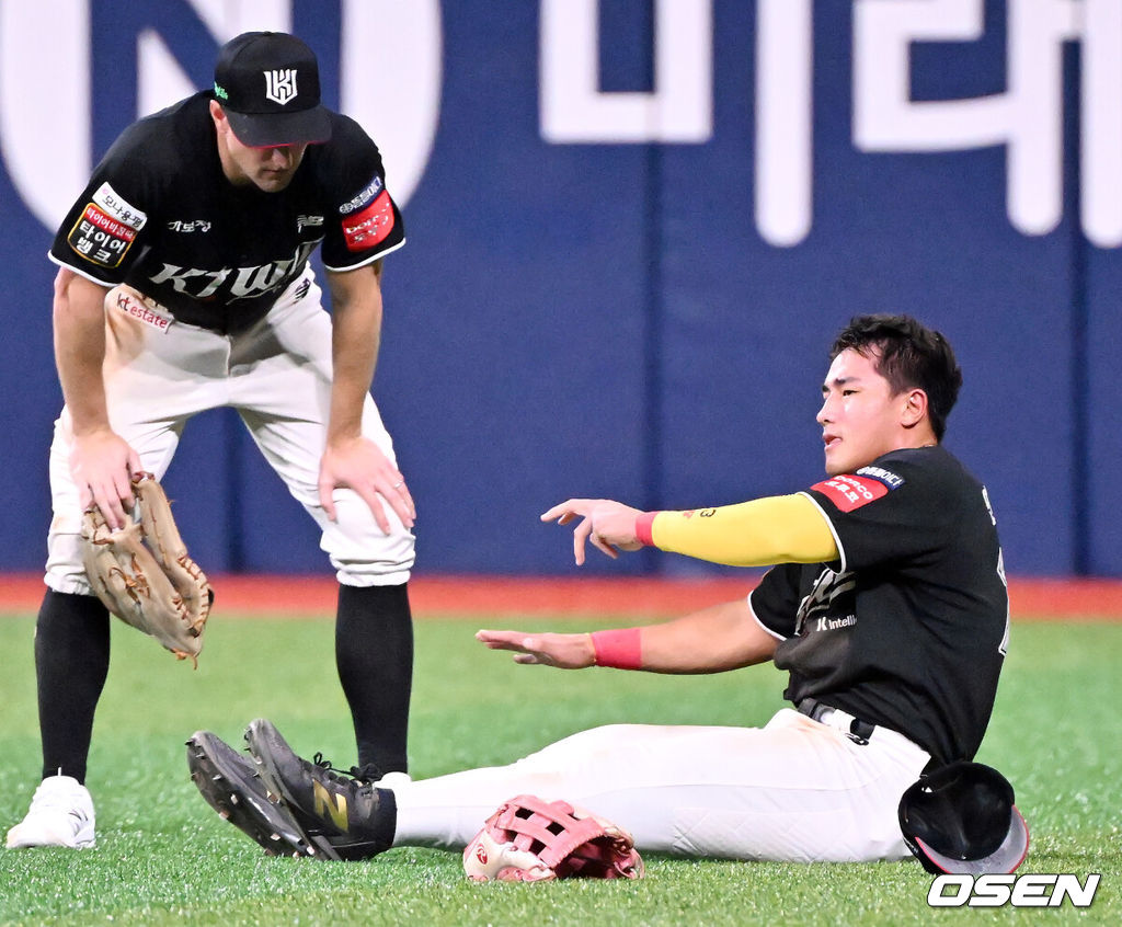 15일 오후 서울 고척스카이돔에서 ‘2025 신한 SOL Bank KBO리그’ 키움 히어로즈와 KT 위즈의 경기가 열린다.키움은 메르세데스, KT는 고영표를 선발로 내세운다.8회말 1사 주자 1루 키움 카디네스의 우익수 왼쪽 안타때 타구를 캐치하려던 KT 우익수 안현민이 발목에 고통을 호소하며 일어서지 못하고 있다. 025.08.15 / rumi@osen.co.kr