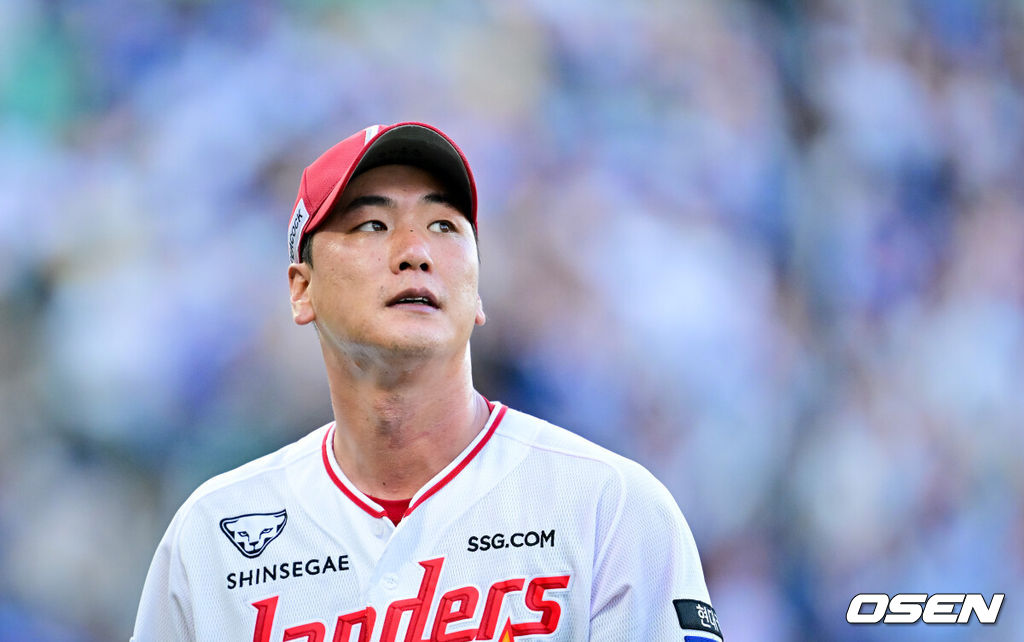 7일 오후 인천 문학 SSG랜더스필드에서 ‘2025 신한 SOL BANK KBO리그’ SSG 랜더스와 삼성 라이온즈의 경기가 진행됐다.이날 SSG은 김광현을, 삼성은 후라도를 선발투수로 내세웠다.2회초 이닝종료후 SSG 김광현 투수가 땀을 닦아내며 더그아웃으로 들어가고 있다  2025.08.07 / soul1014@osen.co.kr