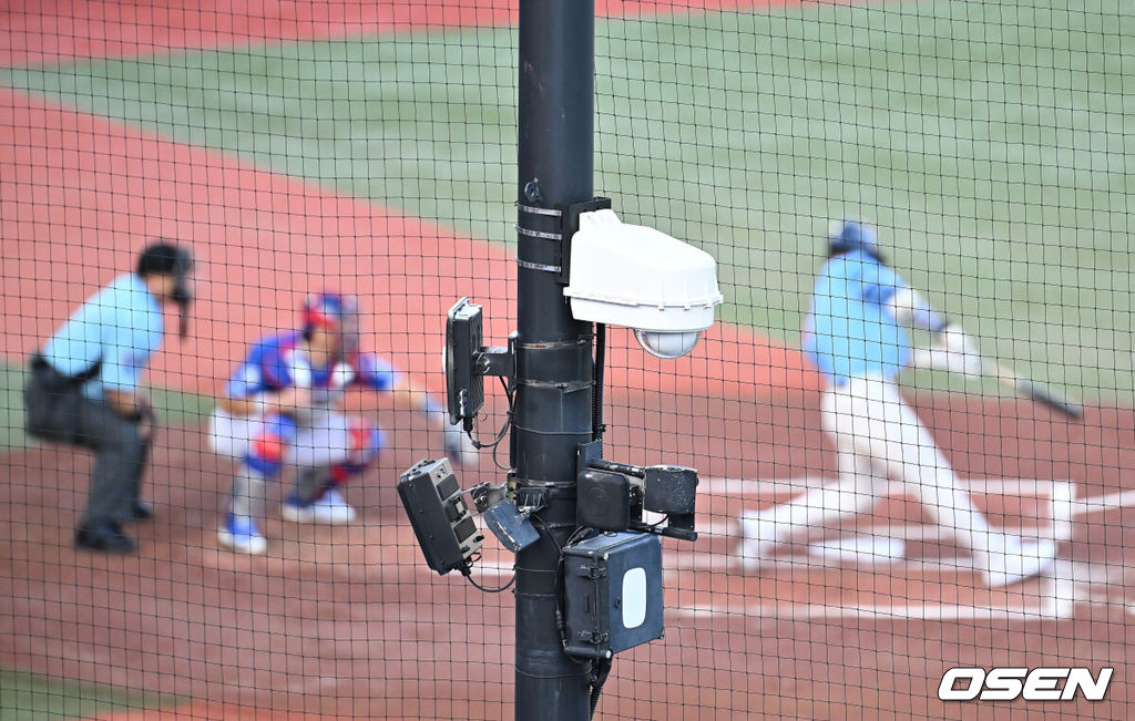 15일 부산 사직야구장에서 2025 신한 SOL 뱅크 KBO 리그 롯데 자이언츠와 삼성 라이온즈의 경기가 열렸다. 홈팀 롯데는 이민석이, 방문팀 삼성은 가라비토가 선발 출전했다.오늘 19일부터 실시되는 체크스윙 비디오 판독에 사용될 카메라가 타석을 촬영하고 있다. 2025.08.15 / foto0307@osen.co.kr