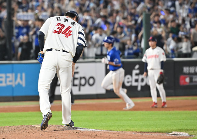 17일 부산 사직야구장에서 2025 신한 SOL 뱅크 KBO 리그 롯데 자이언츠와 삼성 라이온즈의 경기가 열렸다. 홈팀 롯데는 감보아가, 방문팀 삼성은 이승현이 선발 출전했다.롯데 자이언츠 김원중이 8회초 1사 만루 삼성 라이온즈 김영웅에게 동점 우월 만루 홈런을 맞고 아쉬워하고 있다. 2025.08.17 / foto0307@osen.co.kr