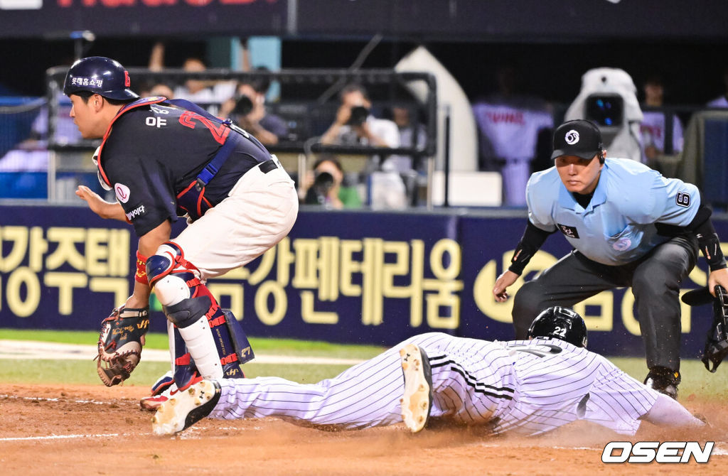 19일 오후 서울 잠실구장에서 ‘2025 신한 SOL BANK KBO리그’ LG 트윈스와 롯데 자이언츠의 경기가 진행됐다.이날 LG는 톨허스트를, 롯데는 벨라스케즈를 선발투수로 내세웠다.4회말 2사 1루 LG 오지환의 선취 1타점 적시 2루타때 1루 주자 김현수가 홈 슬라이딩을 하고 있다 2025.08.19 / soul1014@osen.co.kr
