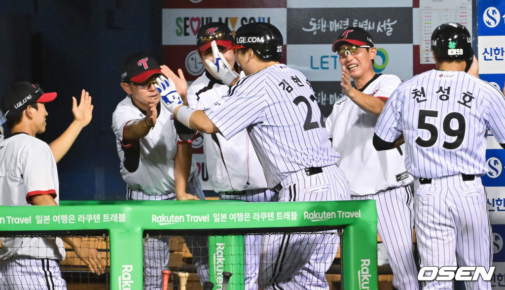 19일 오후 서울 잠실구장에서 ‘2025 신한 SOL BANK KBO리그’ LG 트윈스와 롯데 자이언츠의 경기가 진행됐다.이날 LG는 톨허스트를, 롯데는 벨라스케즈를 선발투수로 내세웠다.8회말 1사 1루 LG 김현수가 2점 홈런을 날리고 코칭스태프의 축하를 받고 있다.  2025.08.19 / soul1014@osen.co.kr
