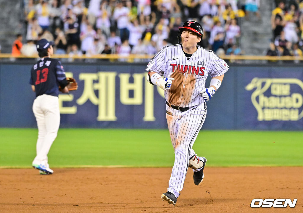19일 오후 서울 잠실구장에서 ‘2025 신한 SOL BANK KBO리그’ LG 트윈스와 롯데 자이언츠의 경기가 진행됐다.이날 LG는 톨허스트를, 롯데는 벨라스케즈를 선발투수로 내세웠다.8회말 1사 1루 LG 김현수가 2점 홈런을 날리고 베이스를 돌고 있다. 2025.08.19 / soul1014@osen.co.kr