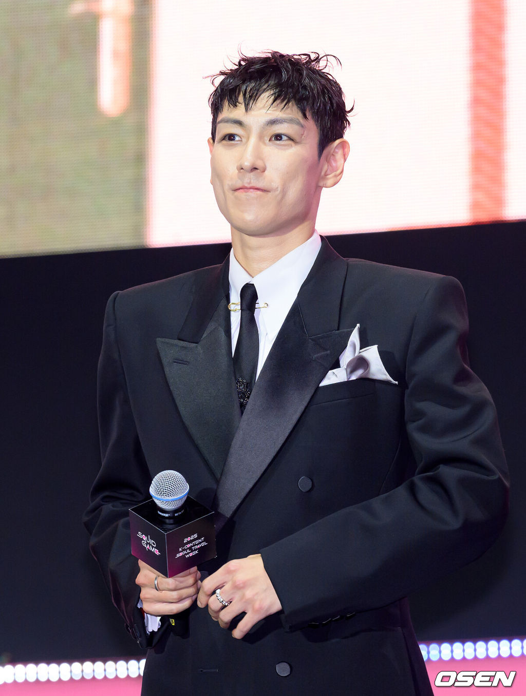 28일 오후 서울 세종대로 일대에서 '오징어게임 3' 피날레 이벤트가 열렸다. 이날 넷플릭스 시리즈 ‘오징어게임’의 황동혁 감독과 이정재, 이병헌을 비롯해 임시완, 강하늘 등 시즌 2·3 출연진이 서울에서 팬들과 만났다. 또 시즌 1 주역 박해수, 정호연, 이유미 등도 참석했다.이번 행사는 서울시와 넷플릭스가 공동 주최하는 '2025 K-콘텐츠 서울여행주간'의 하나로 마련됐다.배우 최승현이 무대에서 인사를 하고 있다. 2025.06.28 /sunday@osen.co.kr