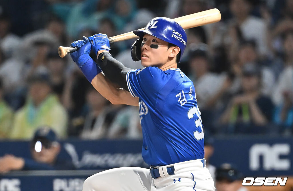 19일 창원NC파크에서 2025 신한 SOL 뱅크 KBO 리그 NC 다이노스와 삼성 라이온즈의 경기가 열렸다. 홈팀 NC는 라일리가, 방문팀 삼성은 후라도가 선발 출전했다. 삼성 라이온즈 김성윤이 6회초 좌익수 왼쪽 2루타를 치고 있다. 2025.08.19 / foto0307@osen.co.kr