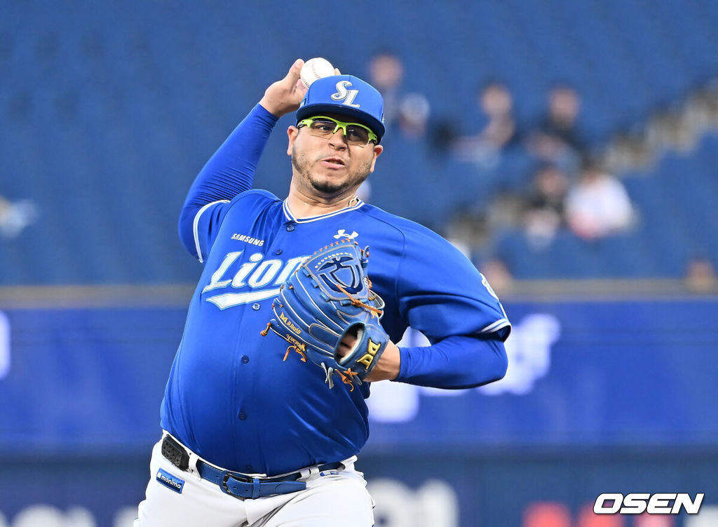 19일 창원NC파크에서 2025 신한 SOL 뱅크 KBO 리그 NC 다이노스와 삼성 라이온즈의 경기가 열렸다. 홈팀 NC는 라일리가, 방문팀 삼성은 후라도가 선발 출전했다. 삼성 라이온즈 선발투수 후라도가 역투하고 있다. 2025.08.19 / foto0307@osen.co.kr
