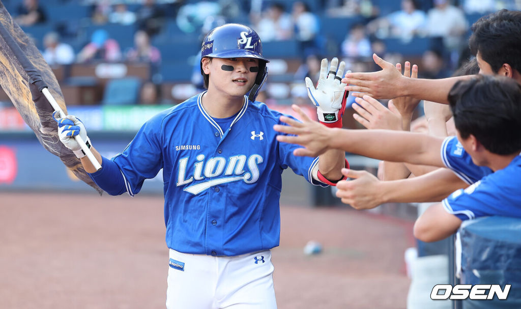 19일 창원NC파크에서 2025 신한 SOL 뱅크 KBO 리그 NC 다이노스와 삼성 라이온즈의 경기가 열렸다. 홈팀 NC는 라일리가, 방문팀 삼성은 후라도가 선발 출전했다. 삼성 라이온즈 박승규가 1회초 좌월 솔로 홈런을 치고 하이파이브를 하고 있다. 2025.08.19 / foto0307@osen.co.kr