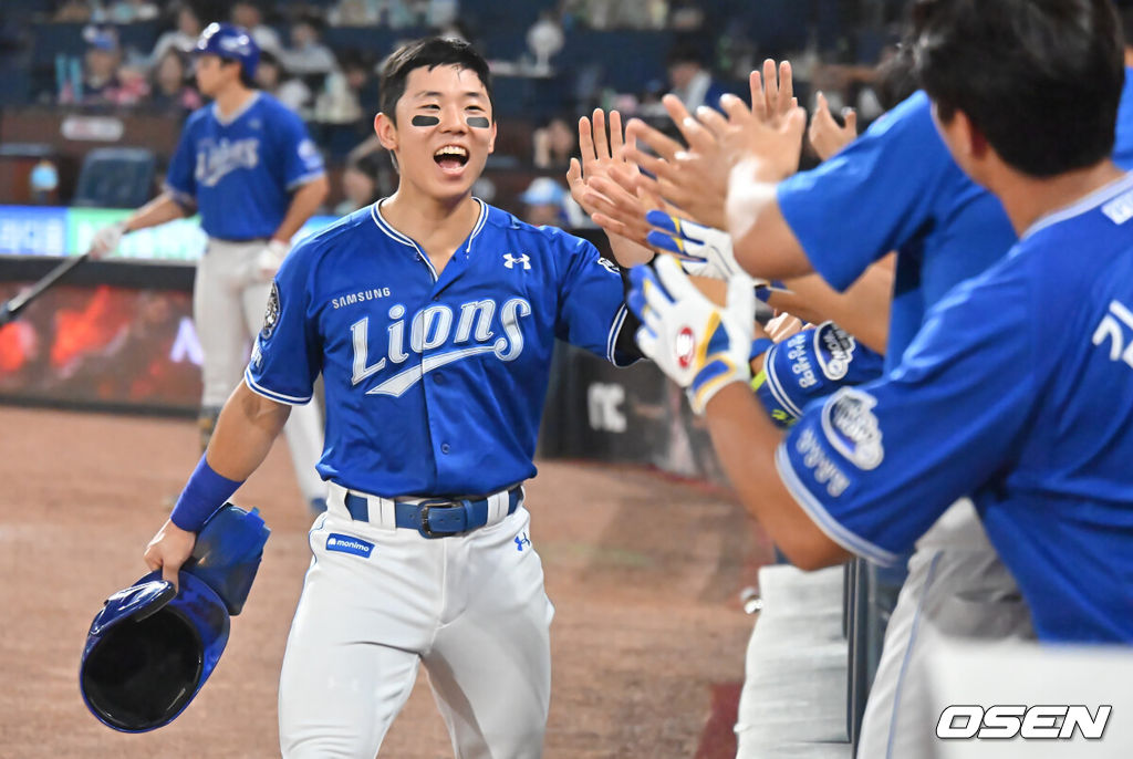 19일 창원NC파크에서 2025 신한 SOL 뱅크 KBO 리그 NC 다이노스와 삼성 라이온즈의 경기가 열렸다. 홈팀 NC는 라일리가, 방문팀 삼성은 후라도가 선발 출전했다. 삼성 라이온즈 김성윤이 6회초 무사 2루 구자욱의 1루 땅볼때 실책으로 득점을 올리고 하이파이브를 하고 있다. 2025.08.19 / foto0307@osen.co.kr