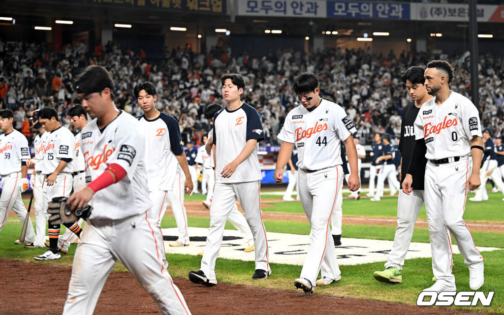 프로야구 두산 베어스가 파죽의 5연승을 질주했다. 한화 이글스는 3연패를 당하며 1위에서 멀어졌다. 두산은 19일 대전 한화생명볼파크에서 열린 2025 신한 SOL Bank KBO리그 한화와의 원정경기를 6-5로 재역전승했다.경기 종료 후 한화 선수단이 인사 후 경기장을 나가고 있다. 2025.08.19 /sunday@osen.co.kr