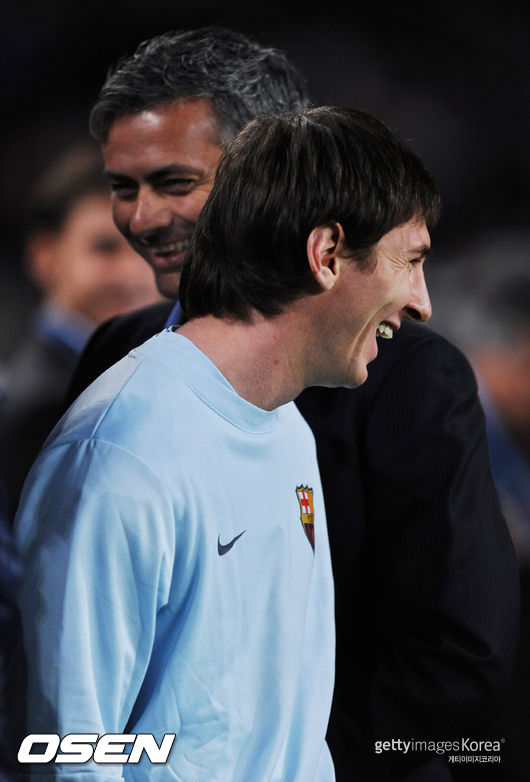 BARCELONA, SPAIN - NOVEMBER 24: Lionel Messi (R) of FC Barcelona smiles backdropped by Inter Milan coach Jose Mourinho as prepares to watch from the sidelines due to an injury prior to the start of the UEFA Champions League group F match between FC Barcelona and Inter Milan at the Camp Nou Stadium on November 24, 2009 in Barcelona, Spain. (Photo by Jasper Juinen/Getty Images)