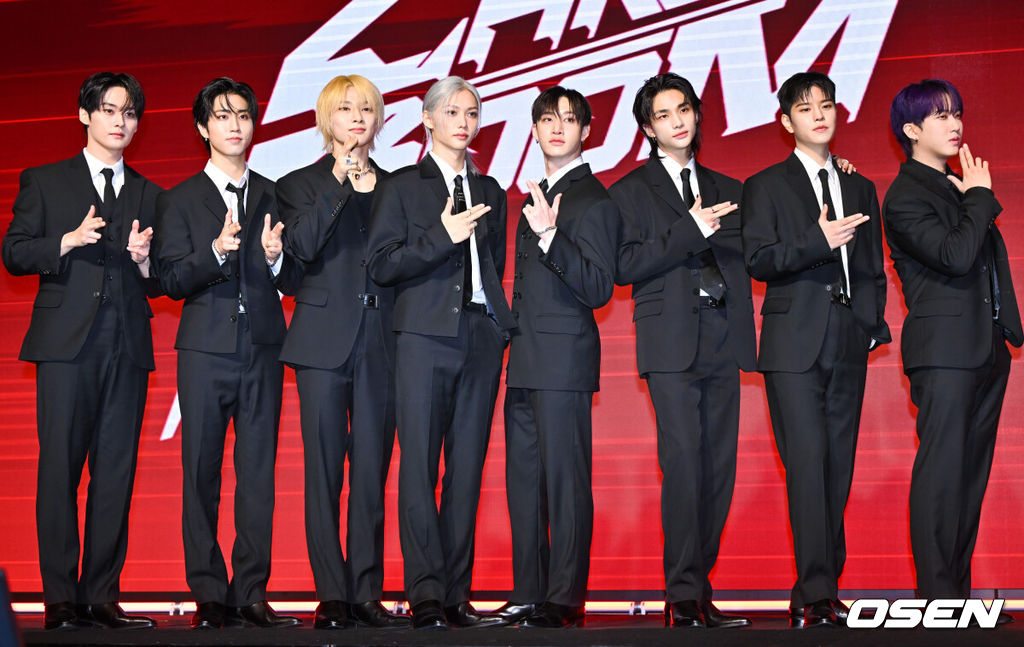 19일 오전 서울 여의도 콘래드 서울에서 스트레이키즈(Stray Kids) 새 미니앨범 ‘ATE(에이트)’ 발매 기념 기자간담회가 진행됐다.스트레이 키즈는 이날 새 미니 앨범 'ATE'(에이트)와 타이틀곡 'Chk Chk Boom'(칙칙붐)을 발매하고 컴백한다. 이번 타이틀 곡 'Chk Chk Boom'은 라틴 스타일의 힙합 리듬과 파워풀한 퍼포먼스가 돋보이는 곡으로, 자유롭고 자신감 넘치는 스트레이 키즈의 매력을 담았다. 스트레이키즈가 포즈를 취하고 있다. 2024.07.19 / soul1014@osen.co.kr