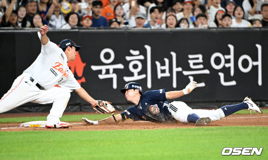 19일 오후 대전 한화생명볼파크에서 2025 신한 SOL Bank KBO리그 한화 이글스와 두산 베어스의 경기가 열렸다.한화는 와이스, 두산은 콜어빈을 선발로 내세웠다.7회초 1사 2,3루에서 두산 정수빈이 우전 2타점 적시 3루타를 치고 슬라이딩을 하고 있다. 2025.08.19 /sunday@osen.co.kr