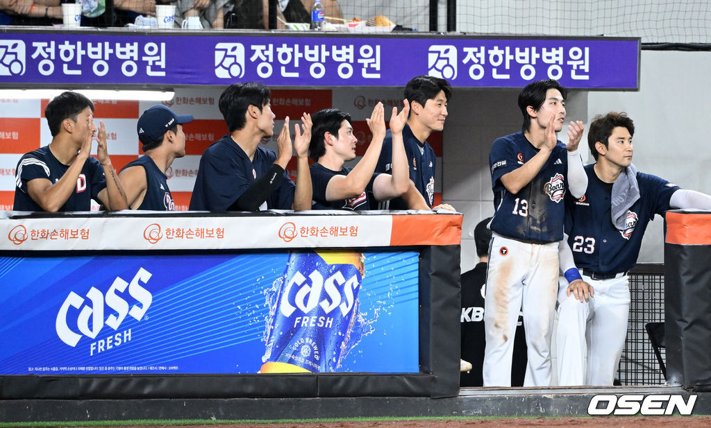 베테랑의 허슬 플레이에 박수 쏟아지는 더그아웃