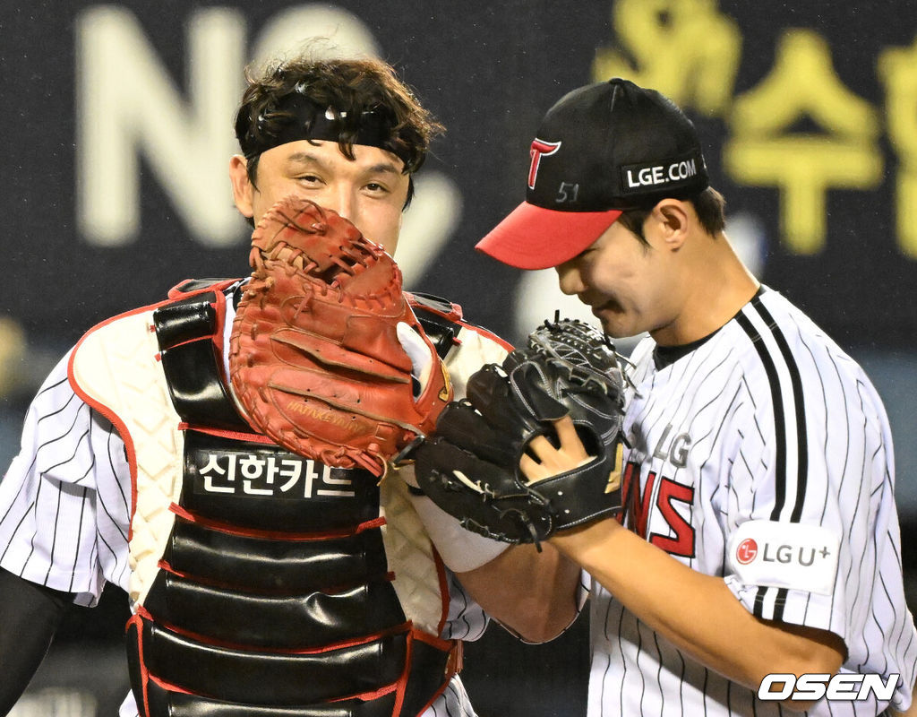 프로야구 롯데 자이언츠가 LG 트윈스를 꺾고 1경기 차이로 추격했다. 롯데는 19일 서울 잠실구장에서 열린 2025 KBO리그 LG와 시즌 10차전 맞대결에서 6-1로 승리했다. 유강남이 2루타 2개를 때리며 3타수 2안타 2타점을 기록했다. 8회초 수비를 마친 LG 박동원과 김영우가 이야기를 나누며 더그아웃으로 가고 있다. 2025.07.19 /sunday@osen.co.kr