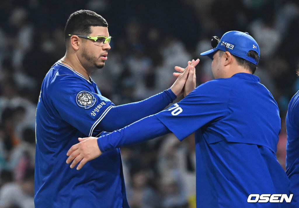 19일 창원NC파크에서 2025 신한 SOL 뱅크 KBO 리그 NC 다이노스와 삼성 라이온즈의 경기가 열렸다. 홈팀 NC는 라일리가, 방문팀 삼성은 후라도가 선발 출전했다. 삼성 라이온즈 후라도가 NC 다이노스에 6-4로 승리한 후 박진만 감독과 기쁨을 나누고 있다. 2025.08.19 / foto0307@osen.co.kr