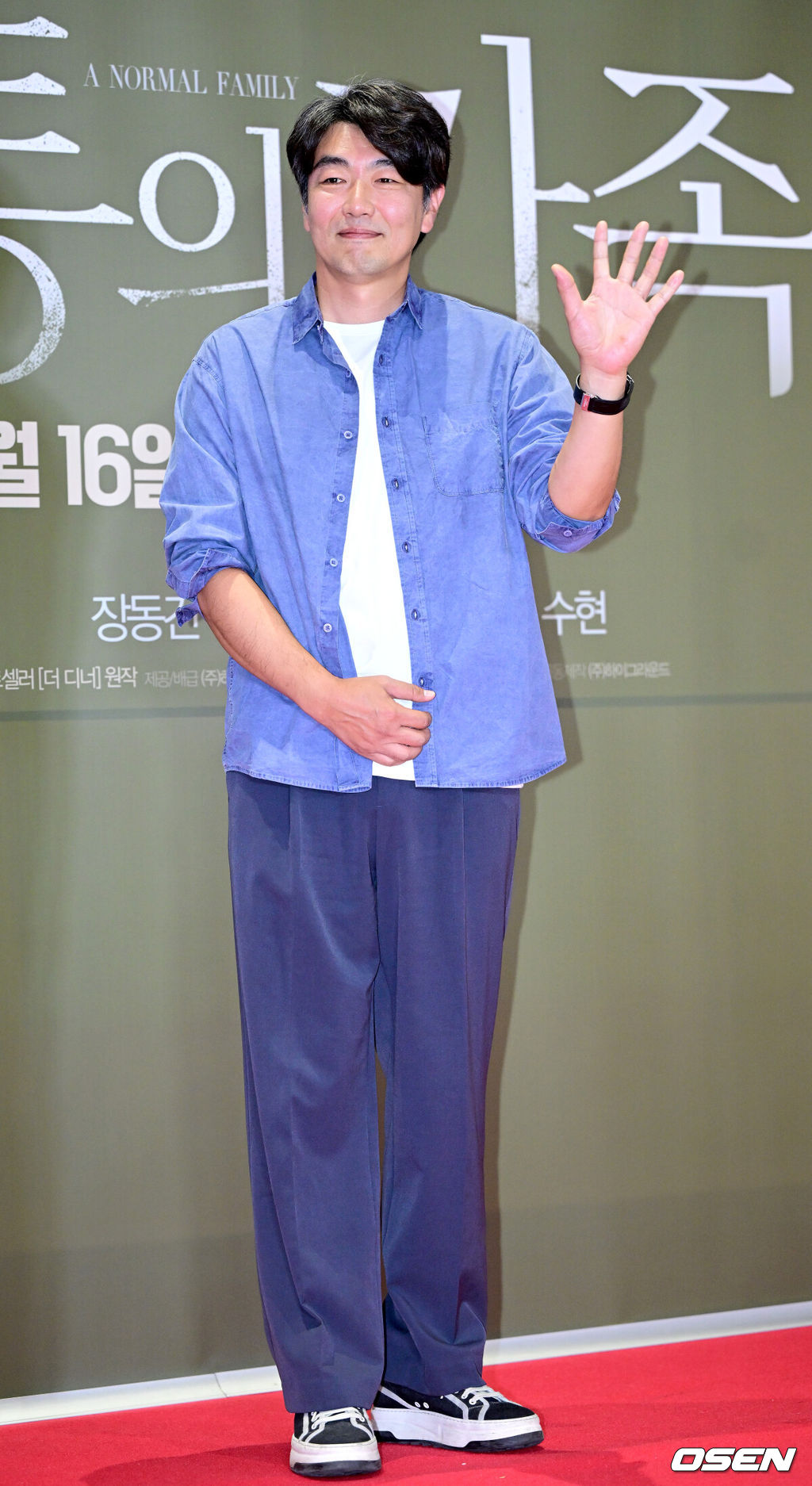 7일 오후 서울 삼성동 메가박스 코엑스에서 영화 ‘보통의 가족’ (감독 허진호) VIP 시사회가 열렸다.영화 ‘보통의 가족'은 각자의 신념을 가지고 살아가던 네 사람이 아이들의 범죄 현장이 담긴 CCTV를 보게 되면서 모든 것이 무너져가는 모습을 담은 이야기다. 배우 이종혁이 VIP 시사회에 참석해 포토타임을 하고 있다. 2024.10.07 / dreamer@osen.co.kr