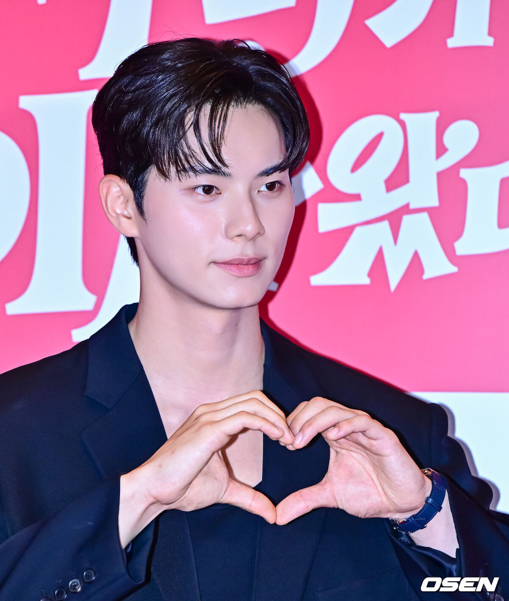 7일 오후 서울 용산구 CGV용산아이파크몰에서 영화 '악마가 이사왔다' 시사회 포토월 행사가 열렸다.‘악마가 이사왔다’는 새벽마다 악마로 깨어나는 선지(임윤아)를 감시하는 기상천외한 아르바이트에 휘말린 청년 백수 길구(안보현)의 고군분투를 담은 악마 들린 코미디다 영화다. 배우 이채민이 포즈를 취하고 있다. 2025.08.07 / jpnews@osen.co.kr