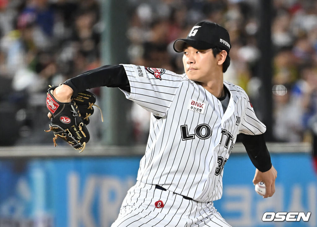 27일 부산 사직야구장에서 2025 신한 SOL 뱅크 KBO 리그 롯데 자이언츠와 KIA 타이거즈의 경기가 열렸다. 홈팀 롯데는 나균안이, 방문팀 KIA는 네일이 선발 출전했다.롯데 자이언츠 홍민기가 역투하고 있다. 2025.07.27 / foto0307@osen.co.kr